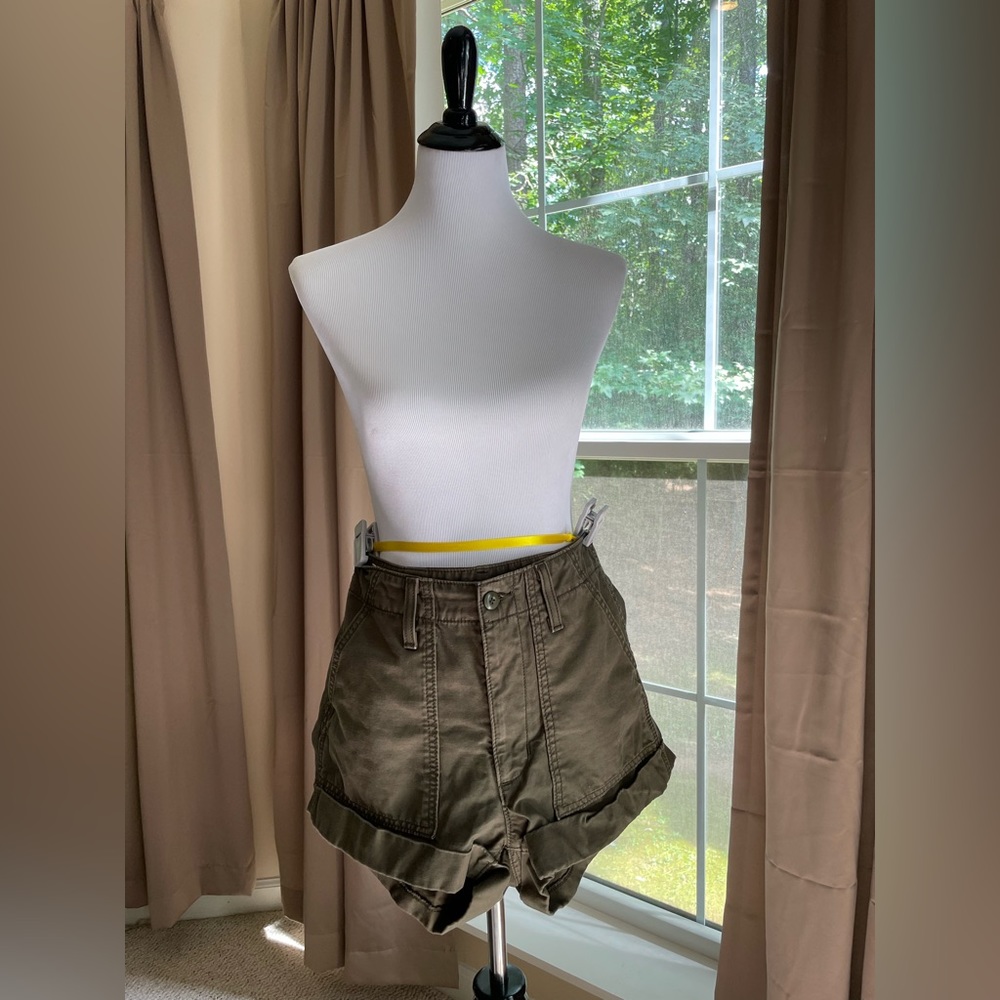 Levi's Women's Ribcage Utility Cuffed Shorts In Brown Size 27